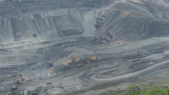 在露天煤矿工作的各种大型机器，航拍画面。
