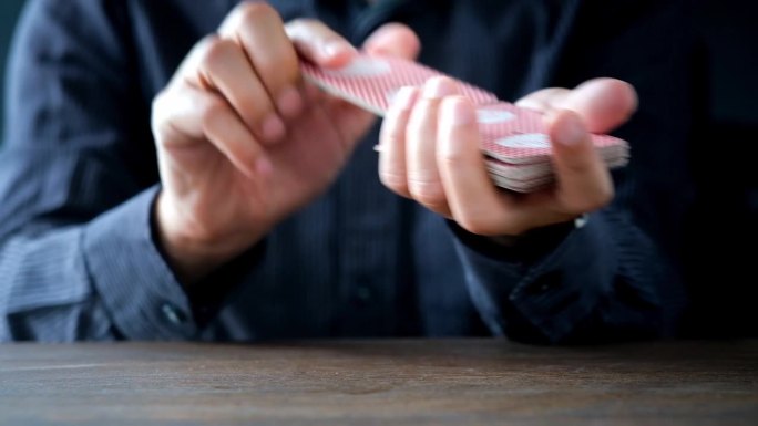 洗牌赌博是赌场扑克和赌场筹码牌桌游戏中经营赌博的概念