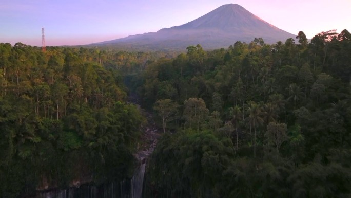 风景秀丽的鸟瞰图日出的图姆帕克塞乌瀑布与塞默鲁火山背景丛林在爪哇岛，印度尼西亚