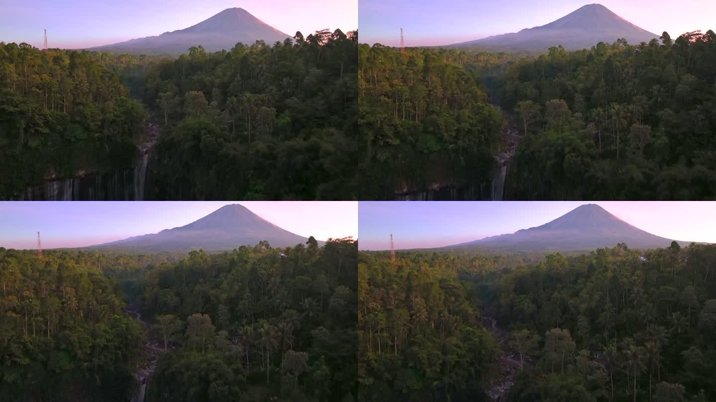 风景秀丽的鸟瞰图日出的图姆帕克塞乌瀑布与塞默鲁火山背景丛林在爪哇岛，印度尼西亚