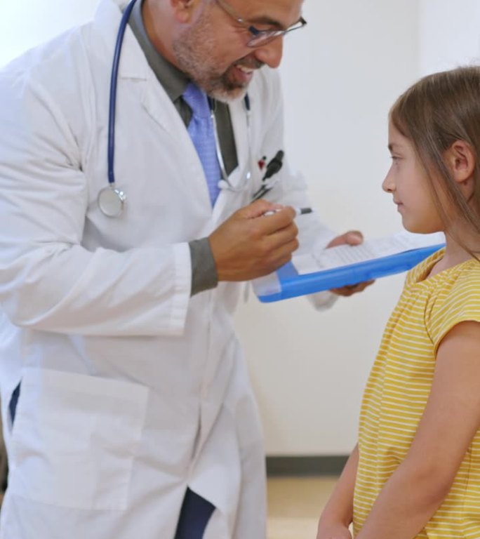 医生在身高表上测量了一个9岁女孩的身高