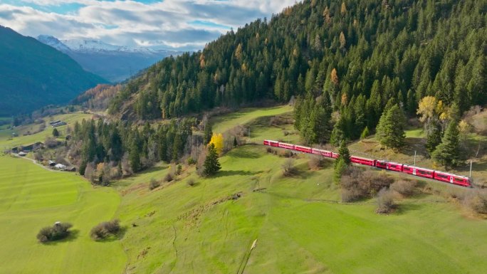 鸟瞰冰川和伯尔尼纳快车瑞士红色列车在秋天。