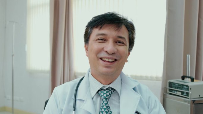 一位男医生在医院的画像