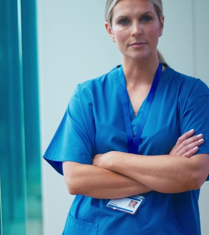 成熟女医生的垂直视频肖像，表情严肃，在医院里穿着手术服