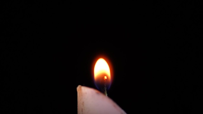 烛光下的特写镜头烛光点燃蜡烛烛火