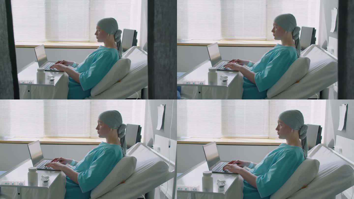 生病的女人在笔记本电脑上为她的博客打字