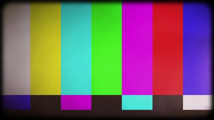 SMPTE彩色条与效果显像管复古电视。旧电视屏幕的闪烁画面。旧式CRT电视显色性测试。