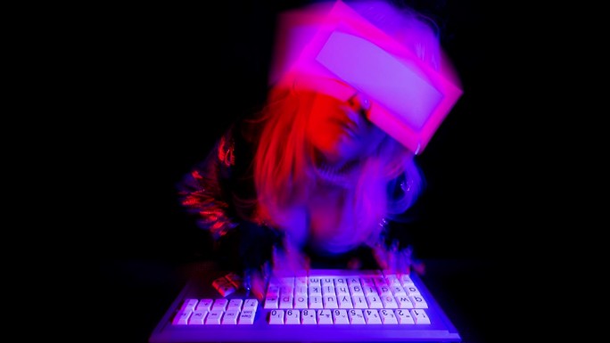 女人在电脑上发光色彩视觉创意虚影