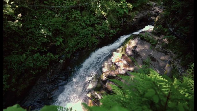 野山河瀑布水清