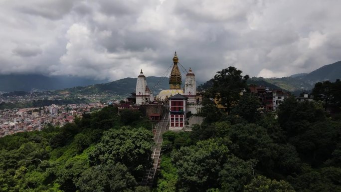 鸟瞰尼泊尔加德满都谷地著名的西藏朝圣寺庙Swayambhu。无人机飞行与Swayambhunath视
