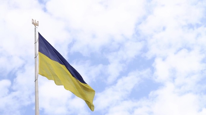 乌克兰国旗在风中飘扬。扯旗