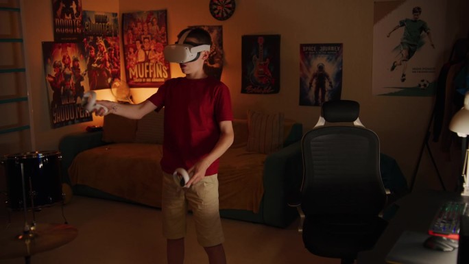 小男孩戴着VR头盔玩增强现实游戏