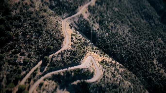 无人机拍摄的蜿蜒山路