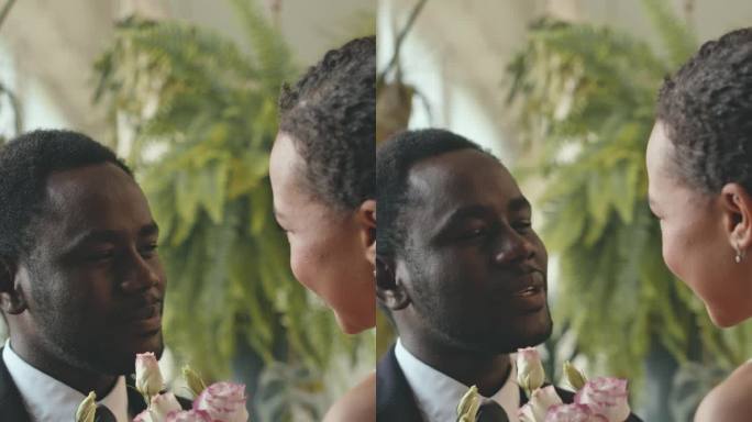 非裔美国新郎在婚礼上向新娘宣誓