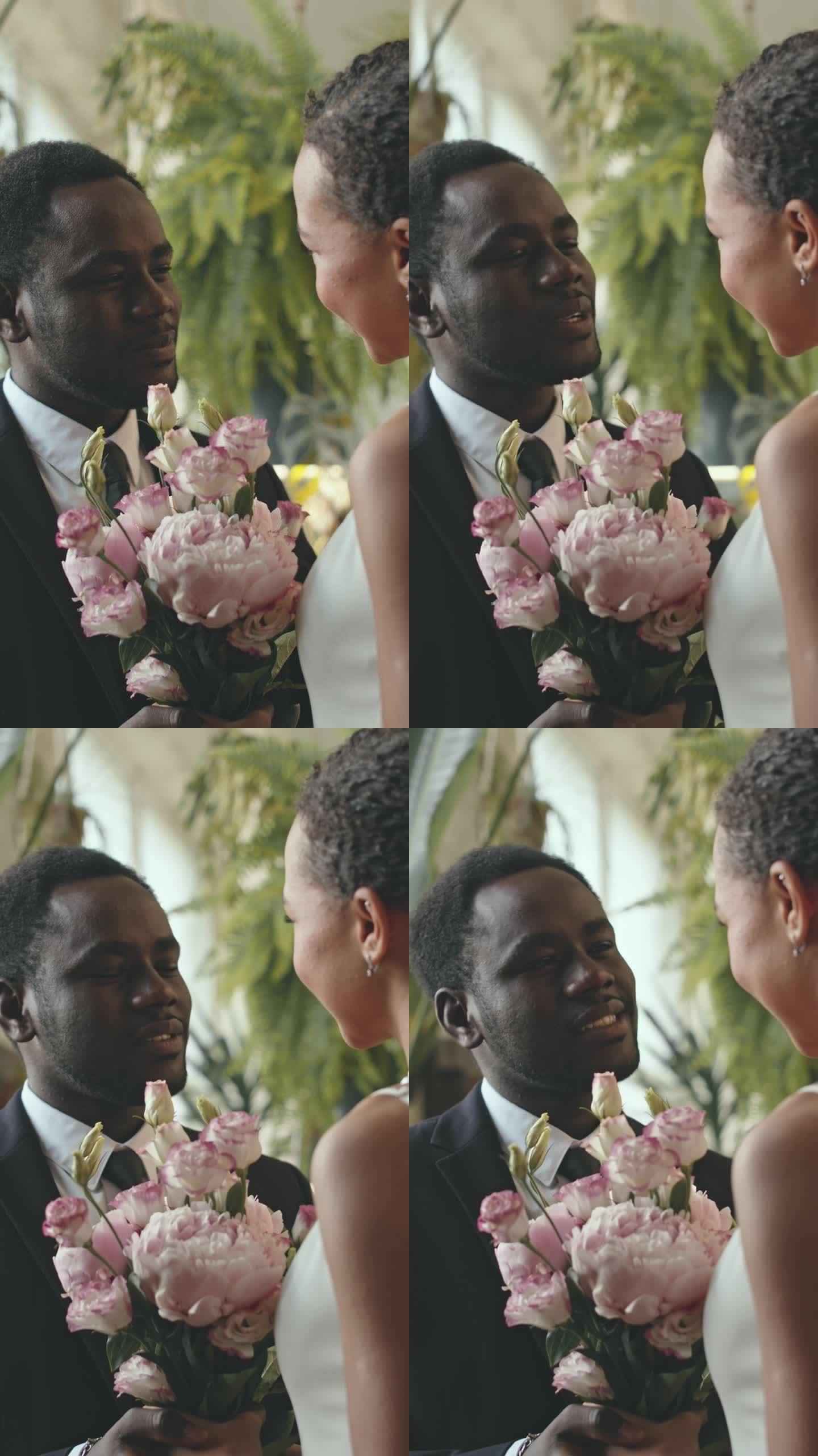 非裔美国新郎在婚礼上向新娘宣誓