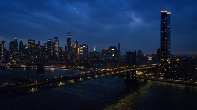 从河边看纽约的夜景令人印象深刻。无数的汽车从桥上驶过。