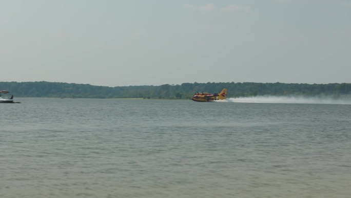 大型消防飞机往水箱里灌湖水