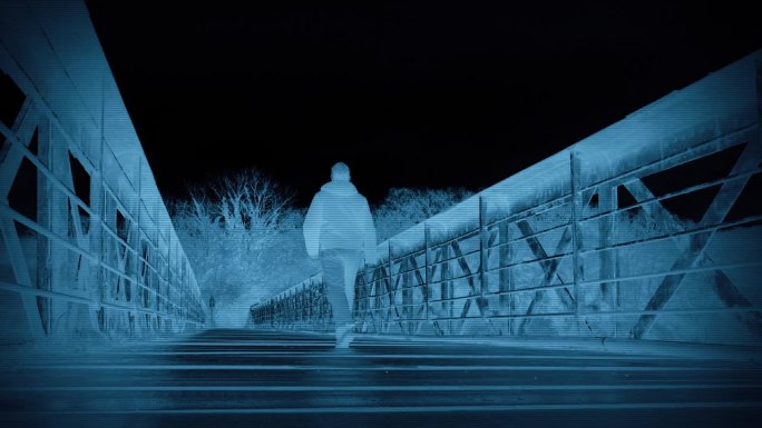 男子走在桥上，犯罪法医匿名人士