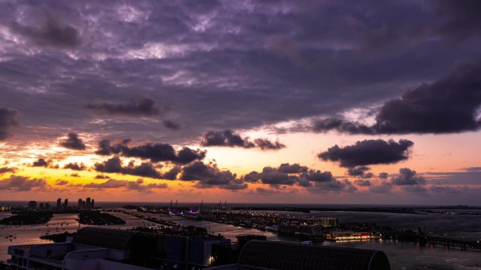 时间流逝-美丽的云在黎明在迈阿密，佛罗里达州