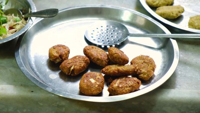 炸生Koftas, pakoda为蔬菜Kofta咖喱一种印度食物，4k镜头