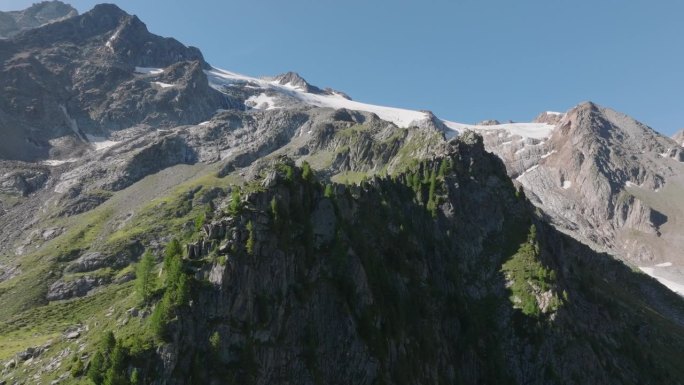 高空无人机拍摄的高山山峰和冰川