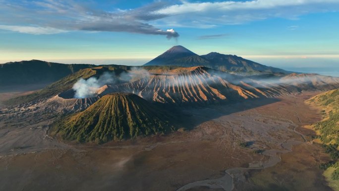 空中无人机日出场景移动的云，雾和烟雾的喷发覆盖火山Mts. Bromo, sememeru, Bat