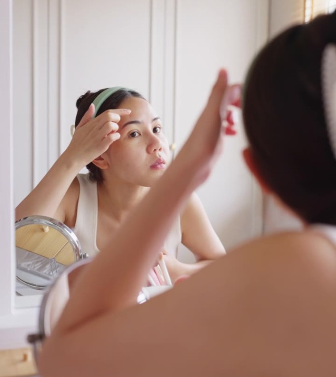 护肤呵护放松检查自我护理痤疮照镜子。