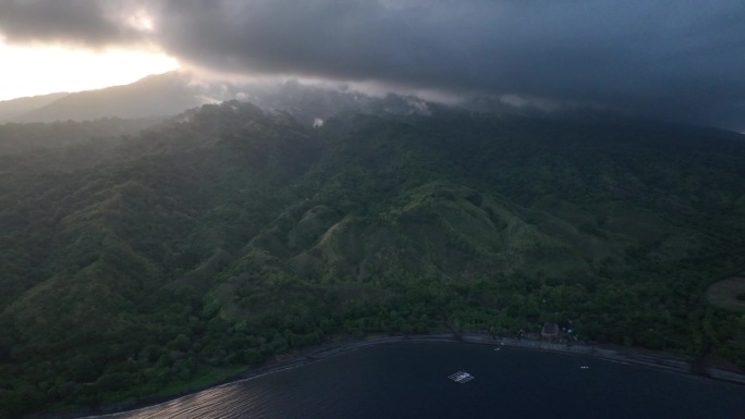 鸟瞰印尼火山岛上空漂浮的云