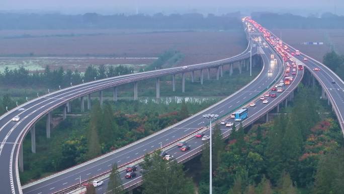 中秋国庆双节高速公路出行高峰来临