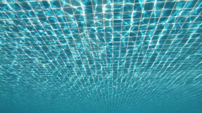 潜入水中的蓝色游泳池，美丽的泳池纹理背景，慢动作场景