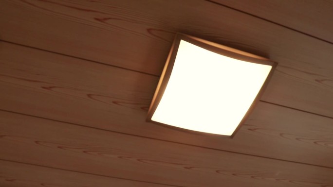 日式房间的方形吸顶灯