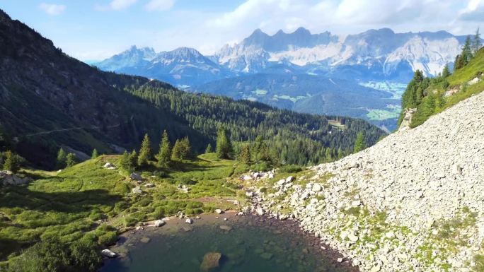 4k无人机拍摄了美丽的达赫施泰因山脉和施皮格尔湖。