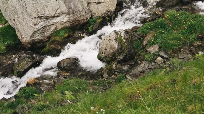 山瀑布巴利亚河在夏天流动在输血加拉萨公路。