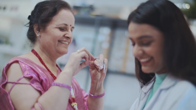 印度妇女试眼镜外国人视频素材