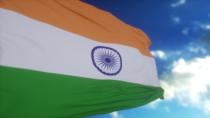 现实主义的印度国旗在深蓝的天空下迎风飘扬