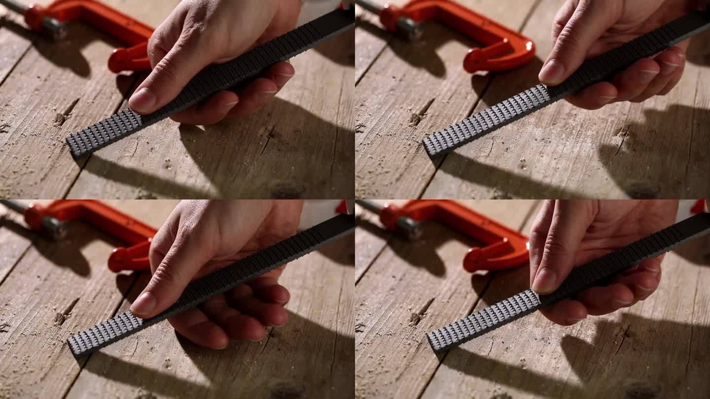 木匠用手指在锉刀上滑动。特写镜头。