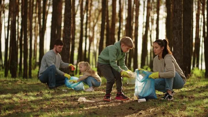 孩子和家长清理森林里的塑料垃圾，把垃圾放进袋子里回收利用