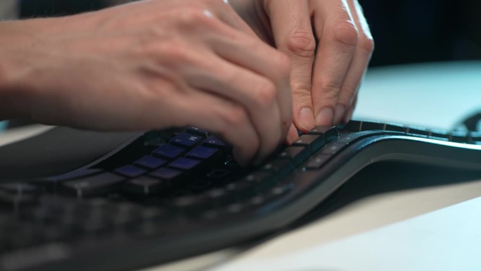 极端特写，一个无法辨认的人在清理污垢和灰尘后组装拆卸的键盘。PC用户清洗后插入键盘键。