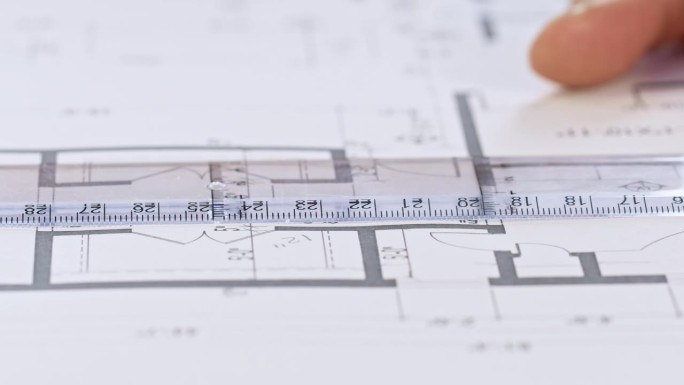 人手测量长度，在建筑图纸上画线