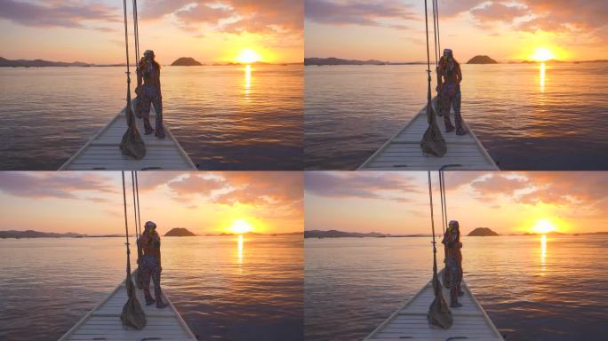 女人们边划船边欣赏美丽的日落