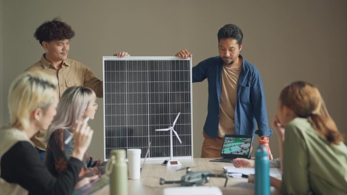 创业团队正在为他们的业务集思广益可再生能源。