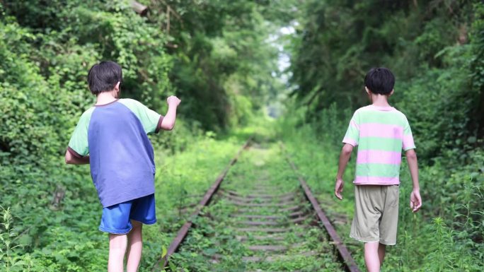 男孩走在铁轨上玩闹危险废弃铁轨