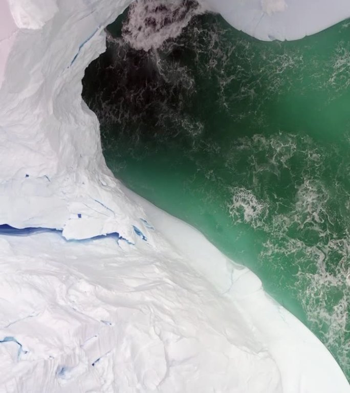 垂直的视频波击中了南极的冰山。