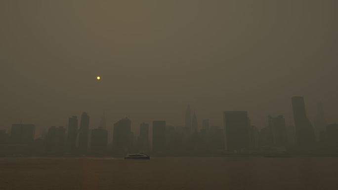纽约曼哈顿的广角视角在黑暗的阴霾中勾勒