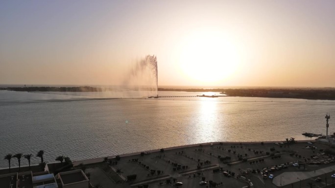 吉达，沙特阿拉伯:俯瞰海滨城市和度假小镇，著名的法赫德国王喷泉，日落的红海，俯瞰阿拉伯半岛全景