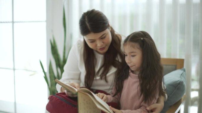 快乐的亚洲年轻母亲帮助她的女儿准备上学。积极情绪。教育。女学生。