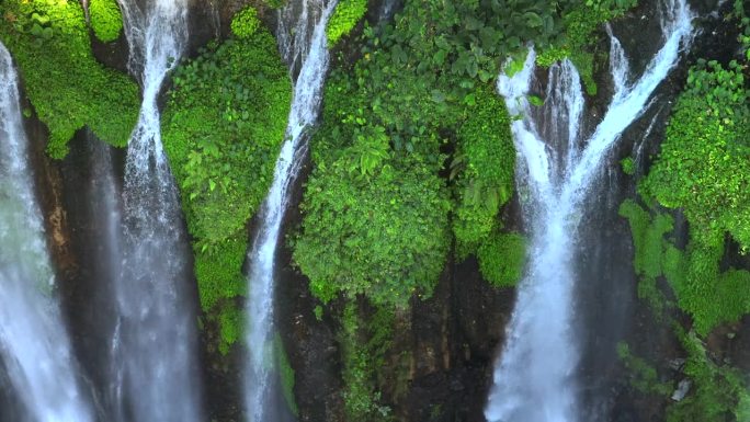 鸟瞰印尼爪哇岛图姆帕克塞乌瀑布的近景
