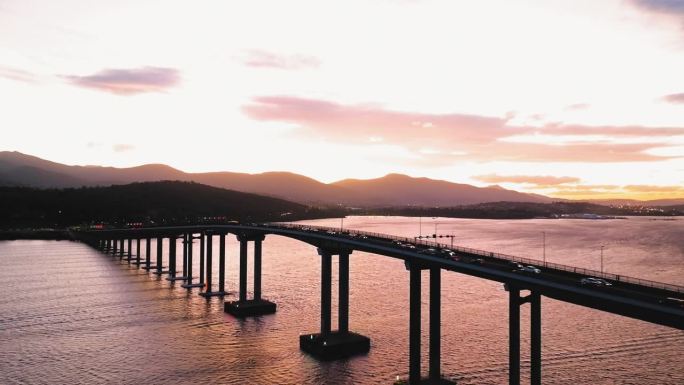 鸟瞰霍巴特大桥横跨岛屿日落