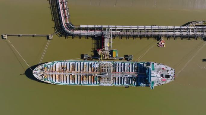 航拍的油轮在工业港口卸载散装内容在达特福德，埃塞克斯，英国