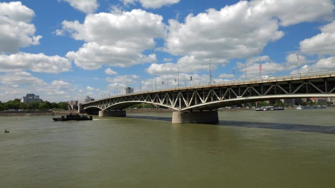 多瑙河，佩托菲桥和多瑙河西岸的景色，布达在布达佩斯，匈牙利。